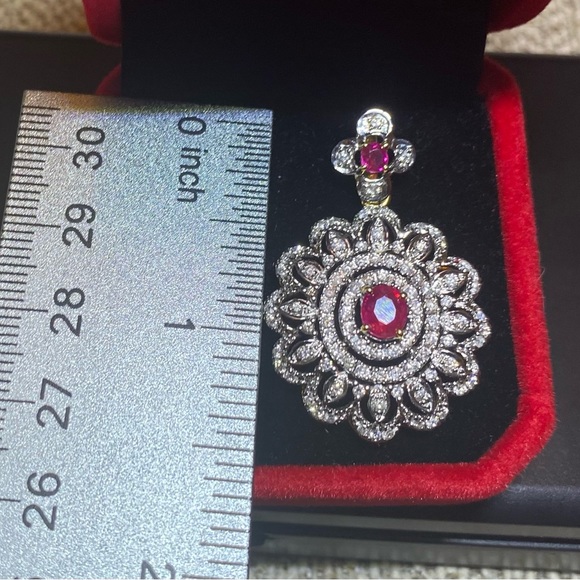 New Natural Burmese Ruby & Diamond Pendant in 18k Solid Gold - Picture 5 of 6